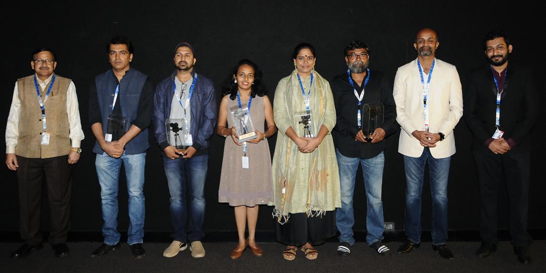 The Director Sagar Chaya Vanjari with the cast and crew of the film ‘REDU’, at the presentation, during the 48th International Film Festival of India (IFFI-2017), in Panaji, Goa on November 26, 2017.:Ministry of Information & Broadcasting