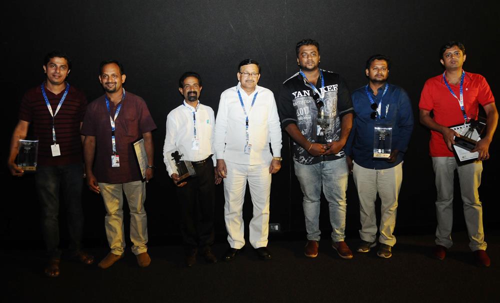 The Director Prithvi Konanur with the Cast and Crew of the film RAILWAY CHILDREN, at the Presentation, during the 48th International Film Festival of India (IFFI-2017), in Panaji, Goa on November 27, 2017.:Ministry of Information & Broadcasting