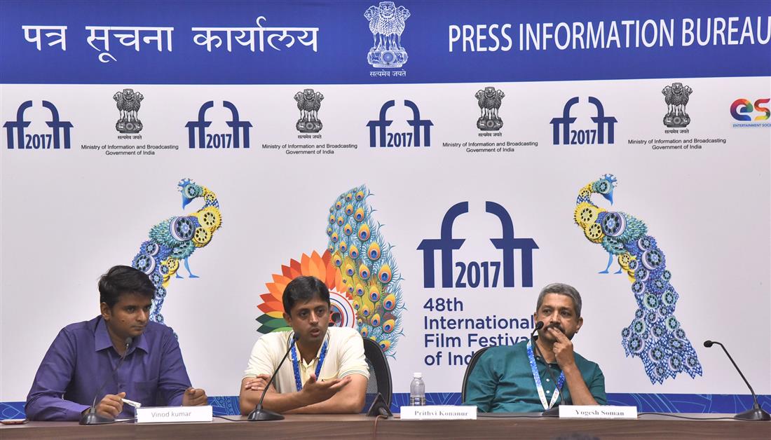 The Director of the film MAZA BHIRBHIRA (Marathi) Vivek Wagh and the Director of the film RAILWAY CHILDREN (Kannada) Prithvi Konanur, at a press conference, during the 48th International Film Festival of India (IFFI-2017), in Panaji, Goa on November 28, 2017.:Ministry of Information & Broadcasting