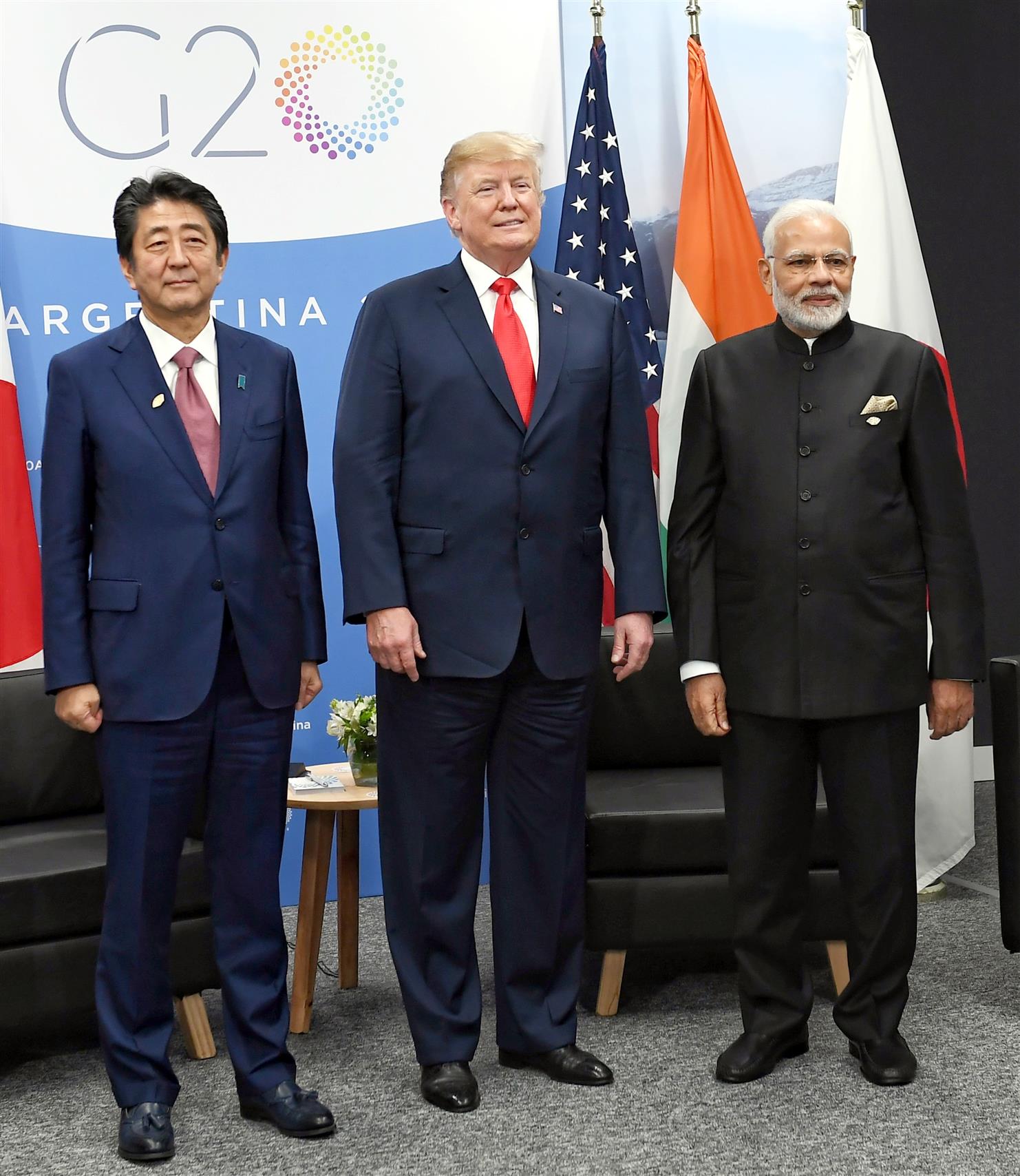 प्रधानमंत्री, श्री नरेंद्र मोदी, सयुक्त राज्य अमेरिका (यूएसए) के राष्ट्रपति श्री डोनल्ड ट्रंप और जपान के प्रधानमंत्री श्री शिंजो आबे 30 नवंबर, 2018 को ब्यूनस आयर्स, अर्जेंटीना में G-20 शिखर सम्मेलन के दौरान पहली बार आयोजित त्रिपक्षीय बैठक में भाग लेते हुए।:Prime Minister