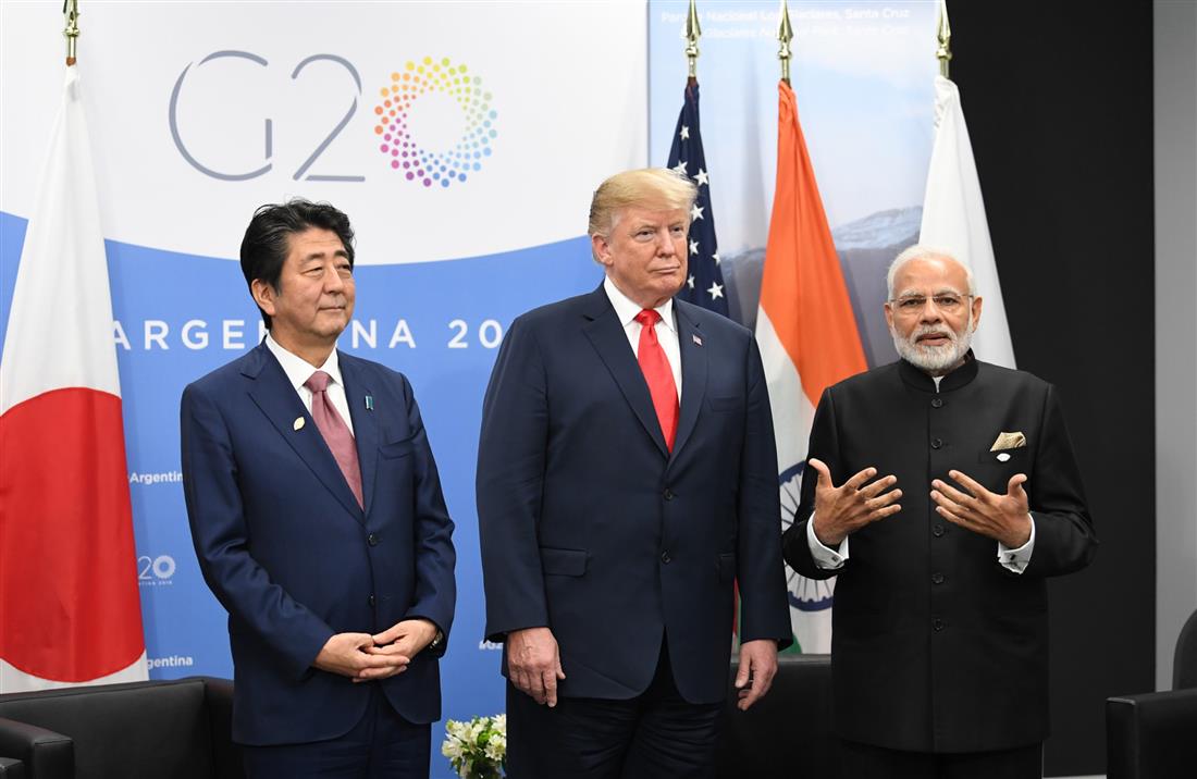 प्रधानमंत्री, श्री नरेंद्र मोदी, सयुक्त राज्य अमेरिका (यूएसए) के राष्ट्रपति श्री डोनल्ड ट्रंप और जपान के प्रधानमंत्री श्री शिंजो आबे 30 नवंबर, 2018 को ब्यूनस आयर्स, अर्जेंटीना में G-20 शिखर सम्मेलन के दौरान पहली बार आयोजित त्रिपक्षीय बैठक में भाग लेते हुए।:Prime Minister