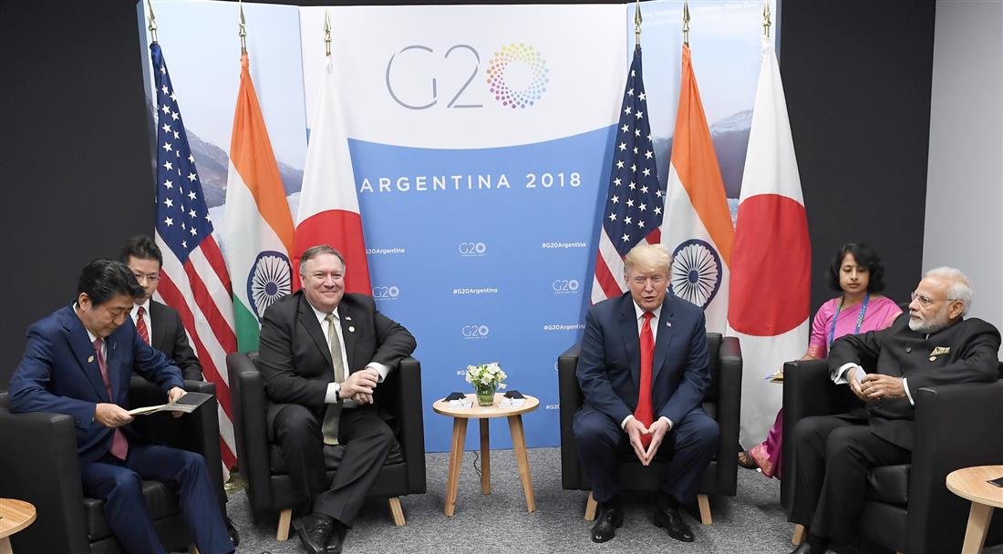 प्रधानमंत्री, श्री नरेंद्र मोदी, सयुक्त राज्य अमेरिका (यूएसए) के राष्ट्रपति श्री डोनल्ड ट्रंप और जपान के प्रधानमंत्री श्री शिंजो आबे 30 नवंबर, 2018 को ब्यूनस आयर्स, अर्जेंटीना में G-20 शिखर सम्मेलन के दौरान पहली बार आयोजित त्रिपक्षीय बैठक में भाग लेते हुए।:Prime Minister
