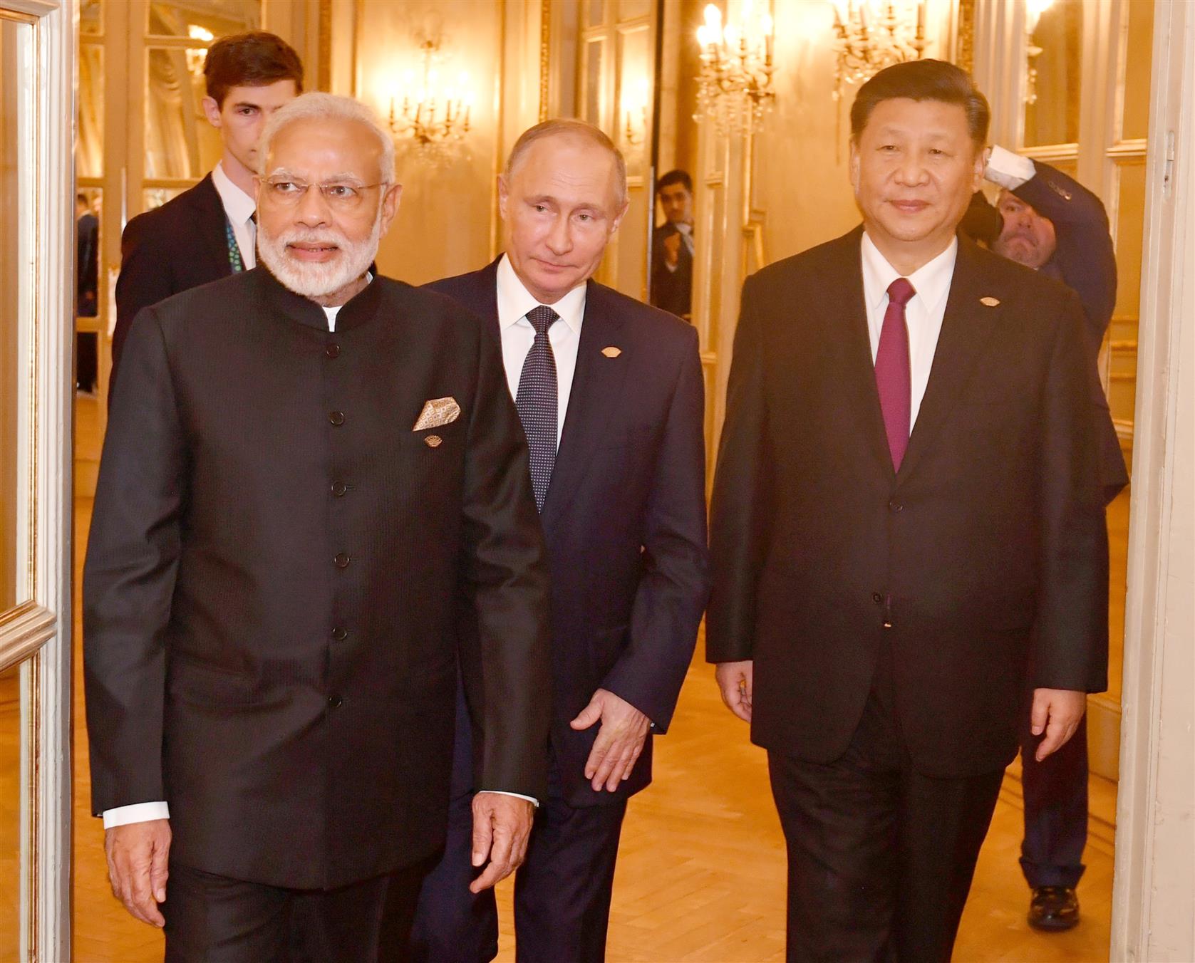 प्रधानमंत्री, श्री नरेंद्र मोदी, रूस के राष्ट्रपति, श्री व्लादिमीर पुतिन और  चीन गणराज्य के राष्ट्रॅपति,श्री शी जिनपिंग, 30 नवंबर, 2018 को   ब्यूनस आयर्स, अर्जेंटीना में आरआईसी (रूस, भारत, चीन) अनौपचारिक शिखर सम्मेलन के अवसर पर।:Prime Minister