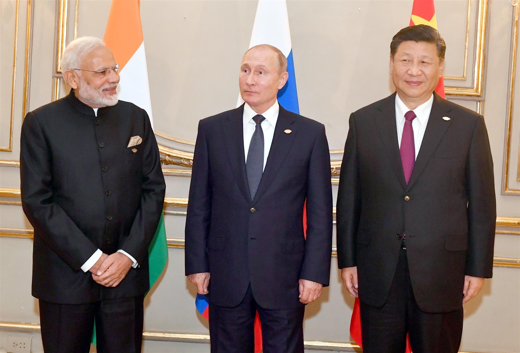 प्रधानमंत्री, श्री नरेंद्र मोदी, रूस के राष्ट्रपति, श्री व्लादिमीर पुतिन और  चीन गणराज्य के राष्ट्रॅपति,श्री शी जिनपिंग, 30 नवंबर, 2018 को   ब्यूनस आयर्स, अर्जेंटीना में आरआईसी (रूस, भारत, चीन) अनौपचारिक शिखर सम्मेलन के अवसर पर।:Prime Minister