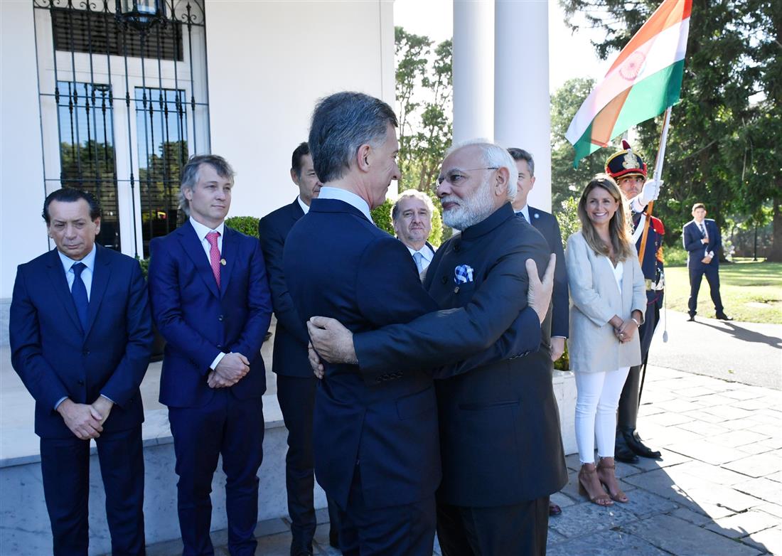 प्रधानमंत्री श्री नरेन्द्र मोदी 01 दिसम्बर, 2018 को ब्यूनस आयर्स, अर्जेंटीना में जी-20 शिखर सम्मेलन के साथ-साथ अर्जेंटीना के राष्ट्रपति श्री मौरिसियो मैक्री के साथ मुलाकात करते हुए। :Prime Minister