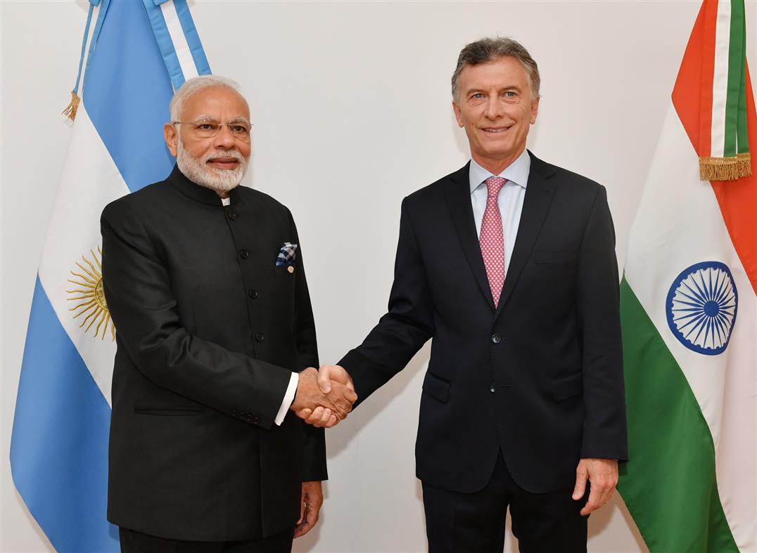 प्रधानमंत्री श्री नरेन्द्र मोदी 01 दिसम्बर, 2018 को ब्यूनस आयर्स, अर्जेंटीना में जी-20 शिखर सम्मेलन के साथ-साथ अर्जेंटीना के राष्ट्रपति श्री मौरिसियो मैक्री के साथ मुलाकात करते हुए। :Prime Minister