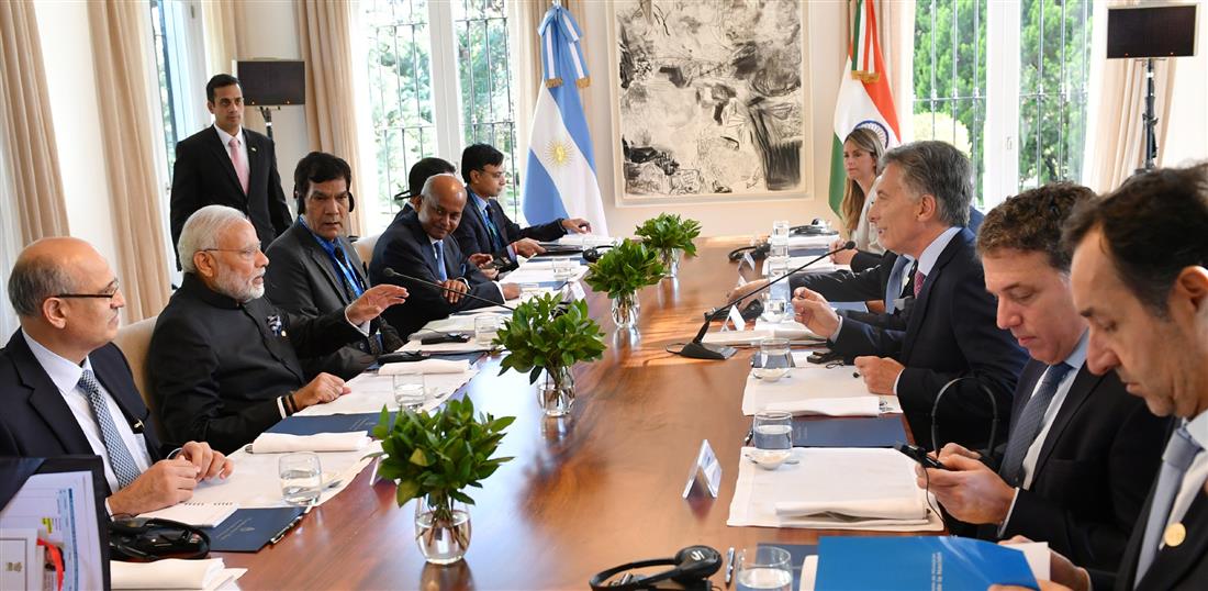 प्रधानमंत्री श्री नरेन्द्र मोदी 01 दिसम्बर, 2018 को ब्यूनस आयर्स, अर्जेंटीना में जी-20 शिखर सम्मेलन के साथ-साथ अर्जेंटीना के राष्ट्रपति श्री मौरिसियो मैक्री के साथ मुलाकात करते हुए। :Prime Minister