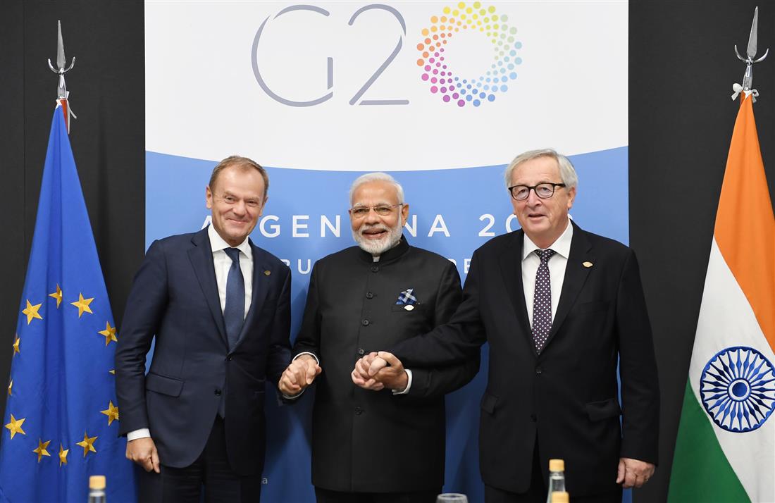 प्रधानमंत्री श्री नरेन्द्र मोदी 01 दिसम्बर, 2018 को ब्यूनस आयर्स, अर्जेंटीना में जी-20 शिखर सम्मेलन के साथ-साथ यूरोपीय आयोग के अध्यक्ष श्री जीन-क्लाड जंकर और यूरोपीय परिषद के अध्यक्ष श्री डोनाल्ड टस्क के साथ मुलाकात करते हुए। :Prime Minister