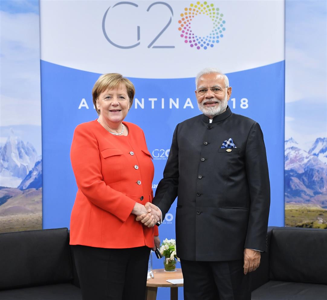 प्रधानमंत्री श्री नरेन्द्र मोदी 01 दिसम्बर, 2018 को ब्यूनस आयर्स, अर्जेंटीना में जी-20 शिखर सम्मेलन के साथ-साथ जर्मनी की चांसलर एंजेला मर्केल के साथ मुलाकात करते हुए। :Prime Minister