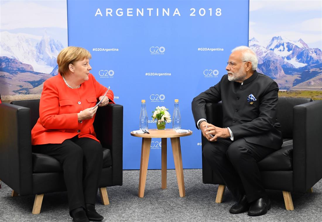 प्रधानमंत्री श्री नरेन्द्र मोदी 01 दिसम्बर, 2018 को ब्यूनस आयर्स, अर्जेंटीना में जी-20 शिखर सम्मेलन के साथ-साथ जर्मनी की चांसलर एंजेला मर्केल के साथ मुलाकात करते हुए। :Prime Minister