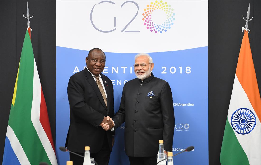 प्रधानमंत्री श्री नरेन्द्र मोदी 01 दिसम्बर, 2018 को ब्यूनस आयर्स, अर्जेंटीना में जी-20 शिखर सम्मेलन के साथ-साथ दक्षिण अफ्रीका के राष्ट्रपति श्री साइरिल रामाफोसा के साथ मुलाकात करते हुए। :Prime Minister