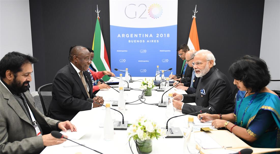 प्रधानमंत्री श्री नरेन्द्र मोदी 01 दिसम्बर, 2018 को ब्यूनस आयर्स, अर्जेंटीना में जी-20 शिखर सम्मेलन के साथ-साथ दक्षिण अफ्रीका के राष्ट्रपति श्री साइरिल रामाफोसा के साथ मुलाकात करते हुए। :Prime Minister
