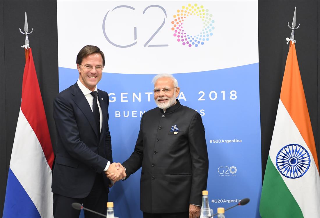 प्रधानमंत्री श्री नरेन्द्र मोदी 01 दिसम्बर, 2018 को ब्यूनस आयर्स, अर्जेंटीना में जी-20 शिखर सम्मेलन के साथ-साथ नीदरलैंड के प्रधानमंत्री श्री मार्क रुटे के साथ मुलाकात करते हुए। :Prime Minister