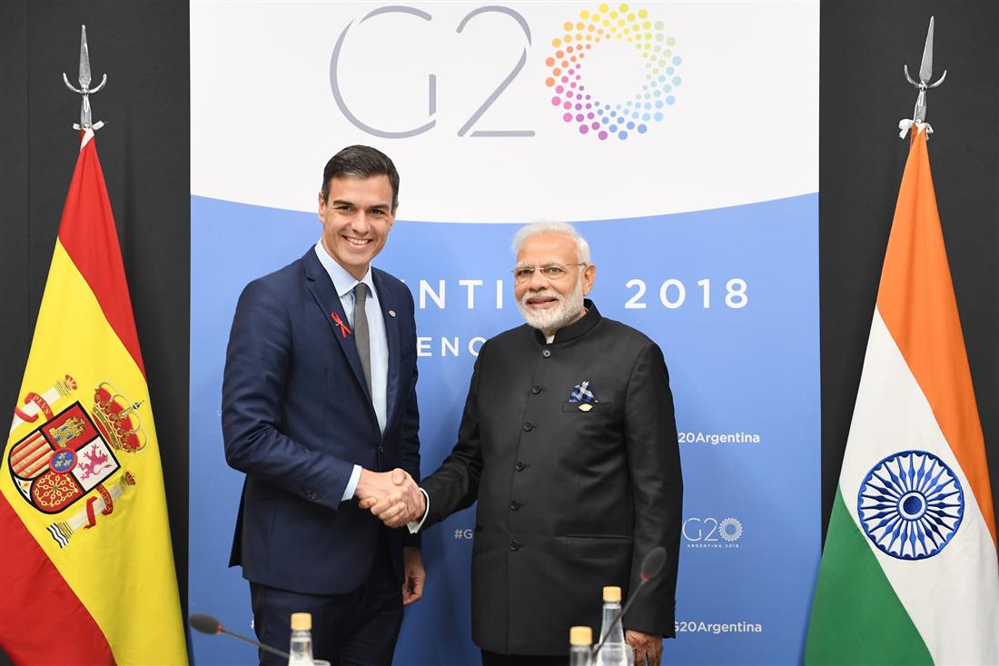 प्रधानमंत्री श्री नरेन्द्र मोदी 01 दिसम्बर, 2018 को ब्यूनस आयर्स, अर्जेंटीना में जी-20 शिखर सम्मेलन के साथ-साथ स्पेन के प्रधानमंत्री श्री श्री पेड्रो सांचेज के साथ मुलाकात करते हुए। :Prime Minister