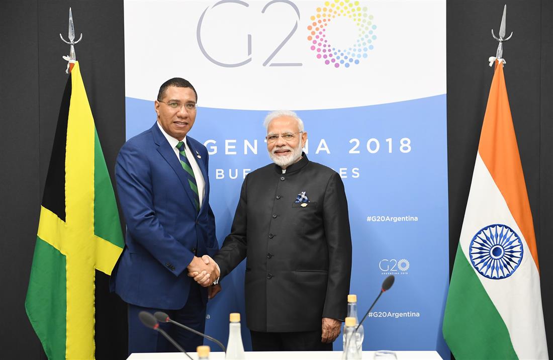 प्रधानमंत्री श्री नरेन्द्र मोदी 01 दिसम्बर, 2018 को ब्यूनस आयर्स, अर्जेंटीना में जी-20 शिखर सम्मेलन के साथ-साथ जमैका के प्रधानमंत्री श्री एंड्रयू हॉलनेस के साथ मुलाकात करते हुए। :Prime Minister