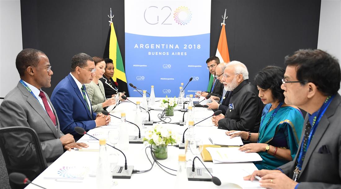 प्रधानमंत्री श्री नरेन्द्र मोदी 01 दिसम्बर, 2018 को ब्यूनस आयर्स, अर्जेंटीना में जी-20 शिखर सम्मेलन के साथ-साथ जमैका के प्रधानमंत्री श्री एंड्रयू हॉलनेस के साथ मुलाकात करते हुए। :Prime Minister