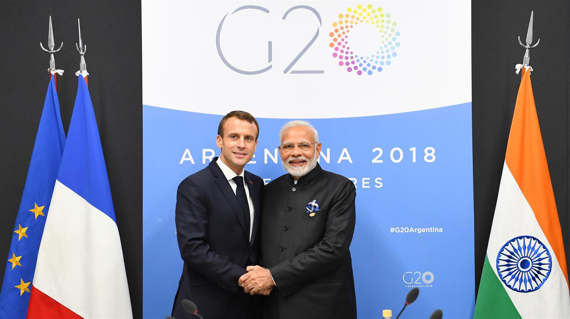 प्रधानमंत्री श्री नरेन्द्र मोदी 01 दिसम्बर, 2018 को ब्यूनस आयर्स, अर्जेंटीना में जी-20 शिखर सम्मेलन के साथ-साथ फ्रांस के राष्ट्रपति श्री इमैनुएल मैक्रों  के साथ मुलाकात करते हुए। :Prime Minister