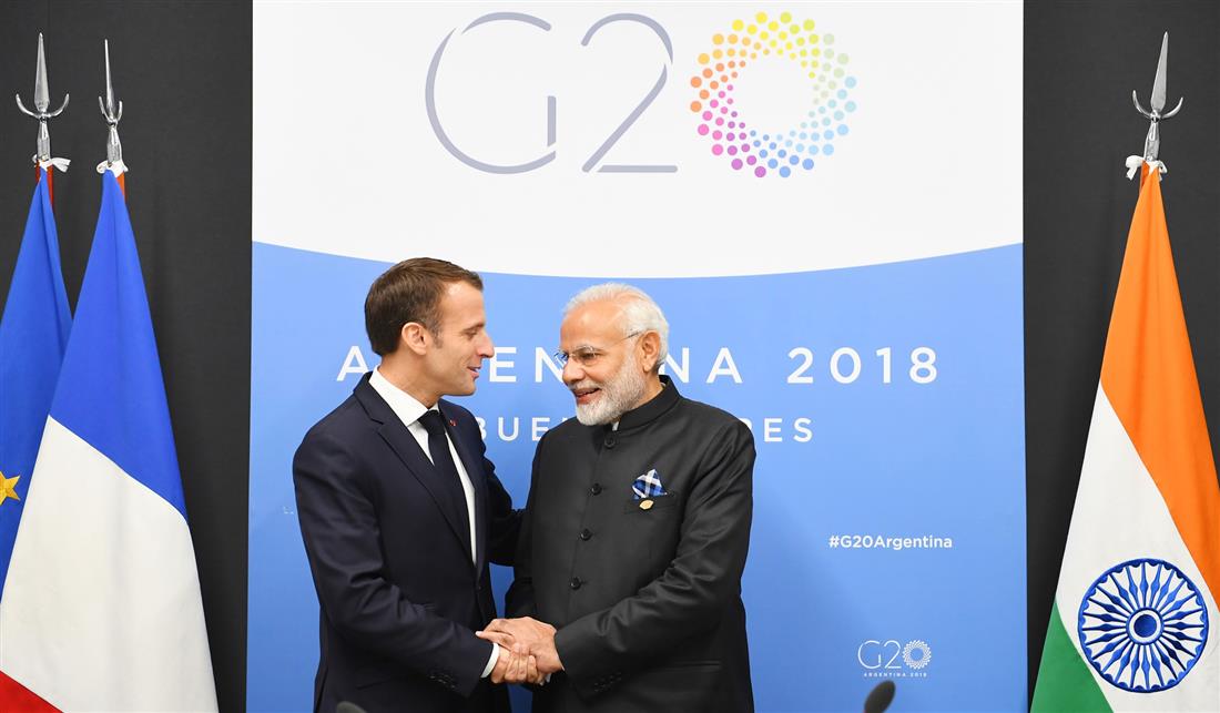 प्रधानमंत्री श्री नरेन्द्र मोदी 01 दिसम्बर, 2018 को ब्यूनस आयर्स, अर्जेंटीना में जी-20 शिखर सम्मेलन के साथ-साथ फ्रांस के राष्ट्रपति श्री इमैनुएल मैक्रों के साथ मुलाकात करते हुए। :Prime Minister