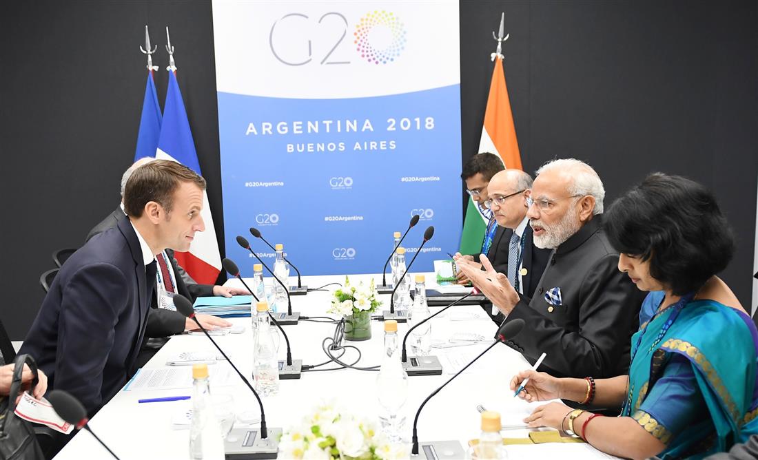 प्रधानमंत्री श्री नरेन्द्र मोदी 01 दिसम्बर, 2018 को ब्यूनस आयर्स, अर्जेंटीना में जी-20 शिखर सम्मेलन के साथ-साथ फ्रांस के राष्ट्रपति श्री इमैनुएल मैक्रों के साथ मुलाकात करते हुए। :Prime Minister