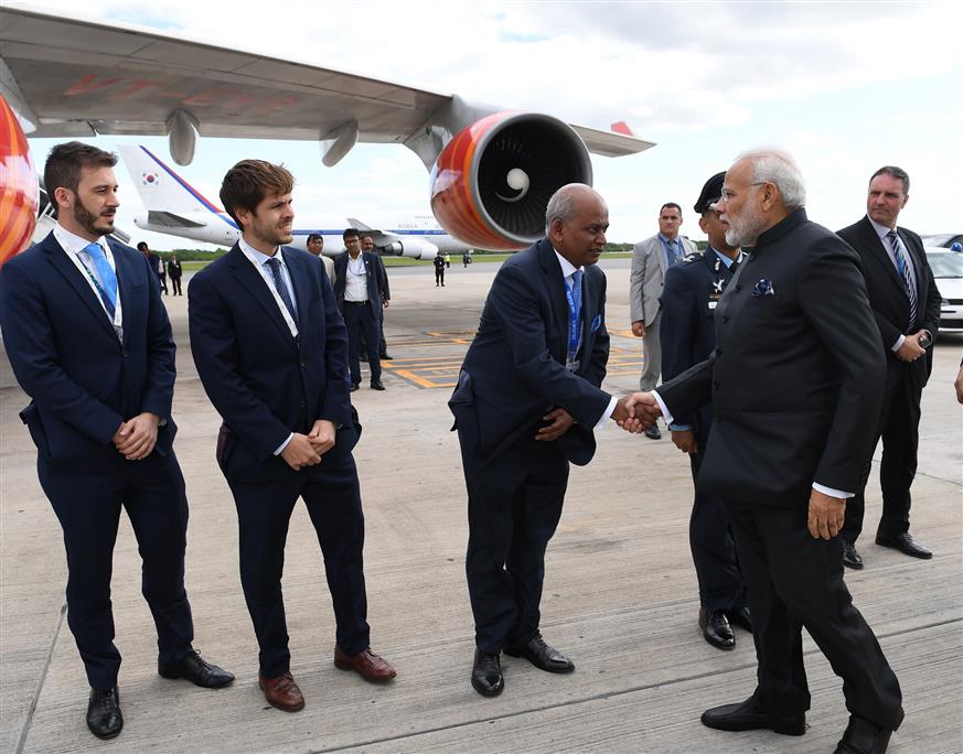 प्रधानमंत्री श्री नरेन्द्र मोदी अर्जेंटीना में जी-20 शिखर सम्मेलन में भाग लेने के बाद 01 दिसम्बर, 2018 को ब्यूनस आयर्स के मिनिस्ट्रो पिस्टारिनी इंटरनेशनल एयरपोर्ट से नई दिल्ली के लिए रवाना होते हुए। :Prime Minister