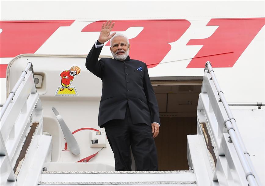प्रधानमंत्री श्री नरेन्द्र मोदी अर्जेंटीना में जी-20 शिखर सम्मेलन में भाग लेने के बाद 01 दिसम्बर, 2018 को ब्यूनस आयर्स के मिनिस्ट्रो पिस्टारिनी इंटरनेशनल एयरपोर्ट से नई दिल्ली रवाना होते समय विमान में सवार होते हुए। :Prime Minister