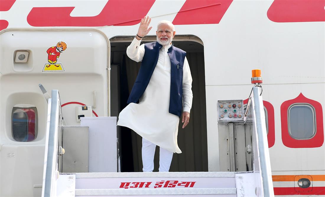 प्रधान मंत्री श्री नरेंद्र मोदी 17 नवंबर, 2018 को मालदीव के राष्ट्रपति श्री इब्राहिम मोहम्मद सोलिह के शपथ ग्रहण समारोह में भाग लेने के लिए प्रस्थान करते हुए। :Prime Minister's Office प्रधान मंत्री श्री नरेंद्र मोदी 17 नवंबर, 2018 को मालदीव के राष्ट्रपति श्री इब्राहिम मोहम्मद सोलिह के शपथ ग्रहण समारोह में भाग लेने के लिए प्रस्थान करते हुए। :Prime Minister