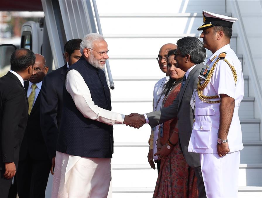 प्रधानमंत्री श्री नरेन्द्र मोदी के 17 नवम्बर, 2018 को मालदीव के माले में निर्वाचित राष्ट्रपति श्री इब्राहिम मोहम्मद सोलिह के शपथ ग्रहण समारोह में शामिल होने के लिए माले पहुंचने पर अतिथियों द्वारा अगुवानी की गई। :Prime Minister's Office प्रधानमंत्री श्री नरेन्द्र मोदी के 17 नवम्बर, 2018 को मालदीव के माले में निर्वाचित राष्ट्रपति श्री इब्राहिम मोहम्मद सोलिह के शपथ ग्रहण समारोह में शामिल होने के लिए माले पहुंचने पर अतिथियों द्वारा अगुवानी की गई। :Prime Minister