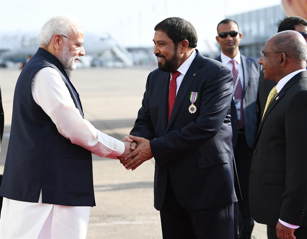 प्रधानमंत्री श्री नरेन्द्र मोदी के 17 नवम्बर, 2018 को मालदीव के माले में निर्वाचित राष्ट्रपति श्री इब्राहिम मोहम्मद सोलिह के शपथ ग्रहण समारोह में शामिल होने के लिए माले पहुंचने पर अतिथियों द्वारा अगुवानी की गई। :Prime Minister's Office प्रधानमंत्री श्री नरेन्द्र मोदी के 17 नवम्बर, 2018 को मालदीव के माले में निर्वाचित राष्ट्रपति श्री इब्राहिम मोहम्मद सोलिह के शपथ ग्रहण समारोह में शामिल होने के लिए माले पहुंचने पर अतिथियों द्वारा अगुवानी की गई। :Prime Minister