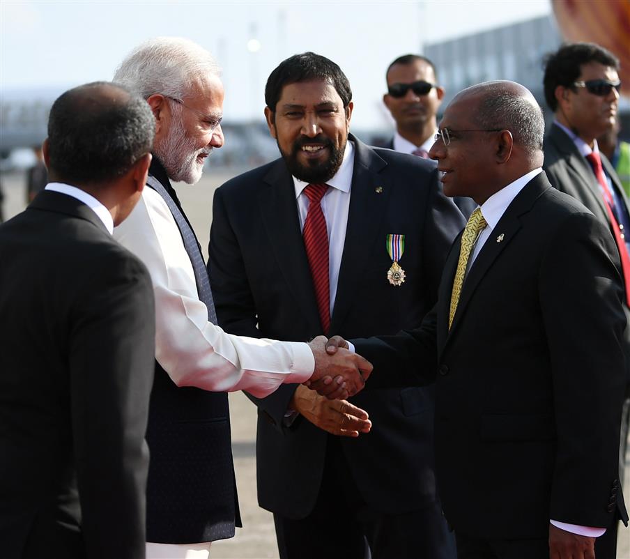 प्रधानमंत्री श्री नरेन्द्र मोदी का 17 नवम्बर, 2018 को मालदीव के माले में निर्वाचित राष्ट्रपति श्री इब्राहिम मोहम्मद सोलिह के शपथ ग्रहण समारोह में शामिल होने के लिए माले पहुंचने पर अतिथियों द्वारा अगुवानी की गई। :Prime Minister's Office प्रधानमंत्री श्री नरेन्द्र मोदी का 17 नवम्बर, 2018 को मालदीव के माले में निर्वाचित राष्ट्रपति श्री इब्राहिम मोहम्मद सोलिह के शपथ ग्रहण समारोह में शामिल होने के लिए माले पहुंचने पर अतिथियों द्वारा अगुवानी की गई। :Prime Minister