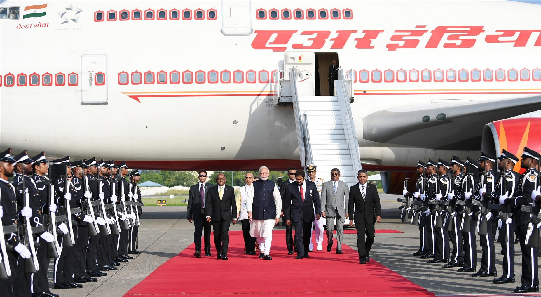 प्रधानमंत्री श्री नरेन्द्र मोदी के 17 नवम्बर, 2018 को मालदीव के माले में निर्वाचित राष्ट्रपति श्री इब्राहिम मोहम्मद सोलिह के शपथ ग्रहण समारोह में शामिल होने के लिए माले पहुंचने पर अतिथियों द्वारा अगुवानी की गई। :Prime Minister's Office प्रधानमंत्री श्री नरेन्द्र मोदी के 17 नवम्बर, 2018 को मालदीव के माले में निर्वाचित राष्ट्रपति श्री इब्राहिम मोहम्मद सोलिह के शपथ ग्रहण समारोह में शामिल होने के लिए माले पहुंचने पर अतिथियों द्वारा अगुवानी की गई। :Prime Minister