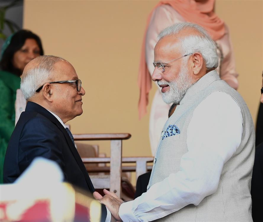 प्रधानमंत्री श्री नरेन्द्र मोदी 17 नवम्बर, 2018 को मालदीव के माले में निर्वाचित राष्ट्रपति श्री इब्राहिम मोहम्मद सोलिह के शपथ ग्रहण समारोह के दौरान अन्य नेताओं से मुलाकात करते हुए। :Prime Minister's Office प्रधानमंत्री श्री नरेन्द्र मोदी 17 नवम्बर, 2018 को मालदीव के माले में निर्वाचित राष्ट्रपति श्री इब्राहिम मोहम्मद सोलिह के शपथ ग्रहण समारोह के दौरान अन्य नेताओं से मुलाकात करते हुए। :Prime Minister