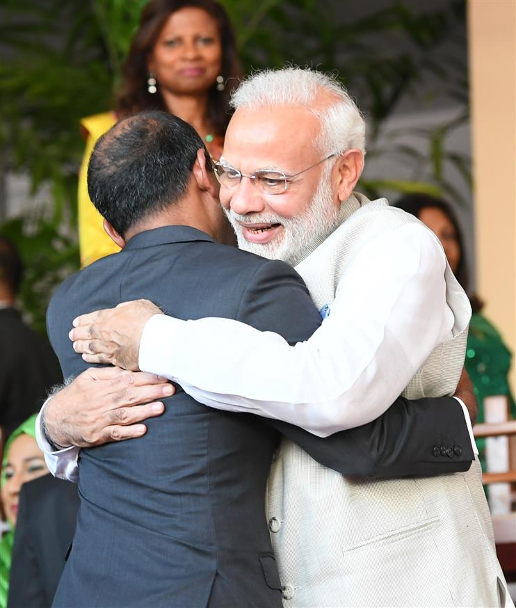 प्रधानमंत्री श्री नरेन्द्र मोदी 17 नवम्बर, 2018 को मालदीव के माले में निर्वाचित राष्ट्रपति श्री इब्राहिम मोहम्मद सोलिह के शपथ ग्रहण समारोह के दौरान अन्य नेताओं से मुलाकात करते हुए। :Prime Minister's Office प्रधानमंत्री श्री नरेन्द्र मोदी 17 नवम्बर, 2018 को मालदीव के माले में निर्वाचित राष्ट्रपति श्री इब्राहिम मोहम्मद सोलिह के शपथ ग्रहण समारोह के दौरान अन्य नेताओं से मुलाकात करते हुए। :Prime Minister