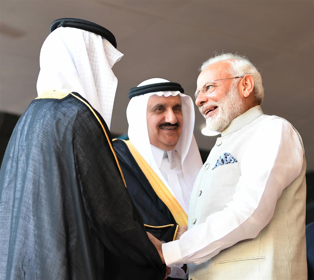 प्रधानमंत्री श्री नरेन्द्र मोदी 17 नवम्बर, 2018 को मालदीव के माले में निर्वाचित राष्ट्रपति श्री इब्राहिम मोहम्मद सोलिह के शपथ ग्रहण समारोह के दौरान अन्य नेताओं से मुलाकात करते हुए। :Prime Minister's Office प्रधानमंत्री श्री नरेन्द्र मोदी 17 नवम्बर, 2018 को मालदीव के माले में निर्वाचित राष्ट्रपति श्री इब्राहिम मोहम्मद सोलिह के शपथ ग्रहण समारोह के दौरान अन्य नेताओं से मुलाकात करते हुए। :Prime Minister