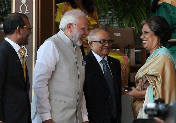 प्रधानमंत्री श्री नरेन्द्र मोदी 17 नवम्बर, 2018 को मालदीव के माले में निर्वाचित राष्ट्रपति श्री इब्राहिम मोहम्मद सोलिह के शपथ ग्रहण समारोह के दौरान अन्य नेताओं से मुलाकात करते हुए। :Prime Minister's Office प्रधानमंत्री श्री नरेन्द्र मोदी 17 नवम्बर, 2018 को मालदीव के माले में निर्वाचित राष्ट्रपति श्री इब्राहिम मोहम्मद सोलिह के शपथ ग्रहण समारोह के दौरान अन्य नेताओं से मुलाकात करते हुए। :Prime Minister