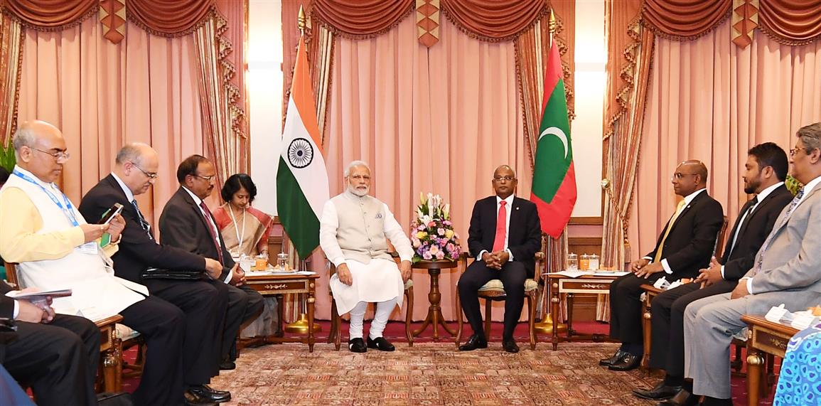 प्रधानमंत्री श्री नरेन्द्र मोदी 17 नवम्बर, 2018 को मालदीव के माले में मालदीव के राष्ट्रपति श्री इब्राहिम मोहम्मद सोलिह से भेंट करते हुए। :Prime Minister's Office प्रधानमंत्री श्री नरेन्द्र मोदी 17 नवम्बर, 2018 को मालदीव के माले में मालदीव के राष्ट्रपति श्री इब्राहिम मोहम्मद सोलिह से भेंट करते हुए। :Prime Minister