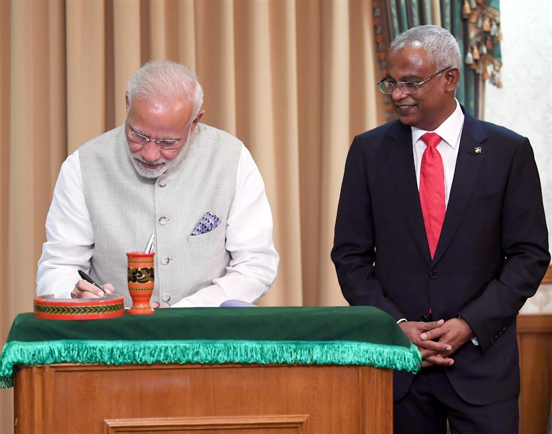 प्रधानमंत्री श्री नरेन्द्र मोदी 17 नवम्बर, 2018 को मालदीव के माले में आगंतुक पुस्तिका पर हस्ताक्षर करते हुए। साथ में मालदीव के राष्ट्रपति श्री इब्राहिम मोहम्मद सोलिह।
:Prime Minister's Office प्रधानमंत्री श्री नरेन्द्र मोदी 17 नवम्बर, 2018 को मालदीव के माले में आगंतुक पुस्तिका पर हस्ताक्षर करते हुए। साथ में मालदीव के राष्ट्रपति श्री इब्राहिम मोहम्मद सोलिह।
:Prime Minister