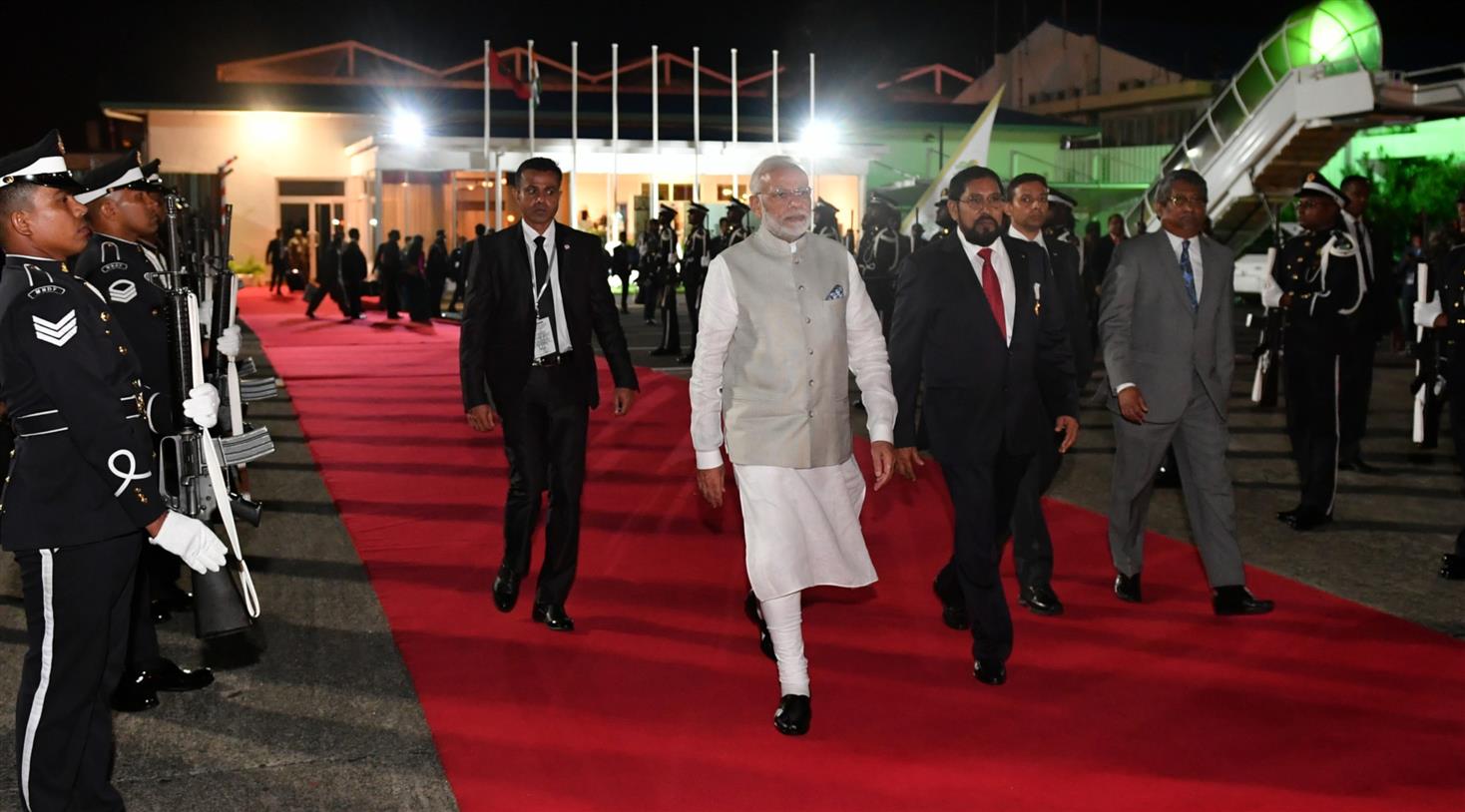 प्रधानमंत्री श्री नरेन्द्र मोदी 17 नवम्बर, 2018 को मालदीव के माले में राष्ट्रपति श्री इब्राहिम मोहम्मद सोलिह के शपथ ग्रहण समारोह में शामिल होने के बाद दिल्ली के लिए रवाना होते हुए।:Prime Minister's Office प्रधानमंत्री श्री नरेन्द्र मोदी 17 नवम्बर, 2018 को मालदीव के माले में राष्ट्रपति श्री इब्राहिम मोहम्मद सोलिह के शपथ ग्रहण समारोह में शामिल होने के बाद दिल्ली के लिए रवाना होते हुए।:Prime Minister