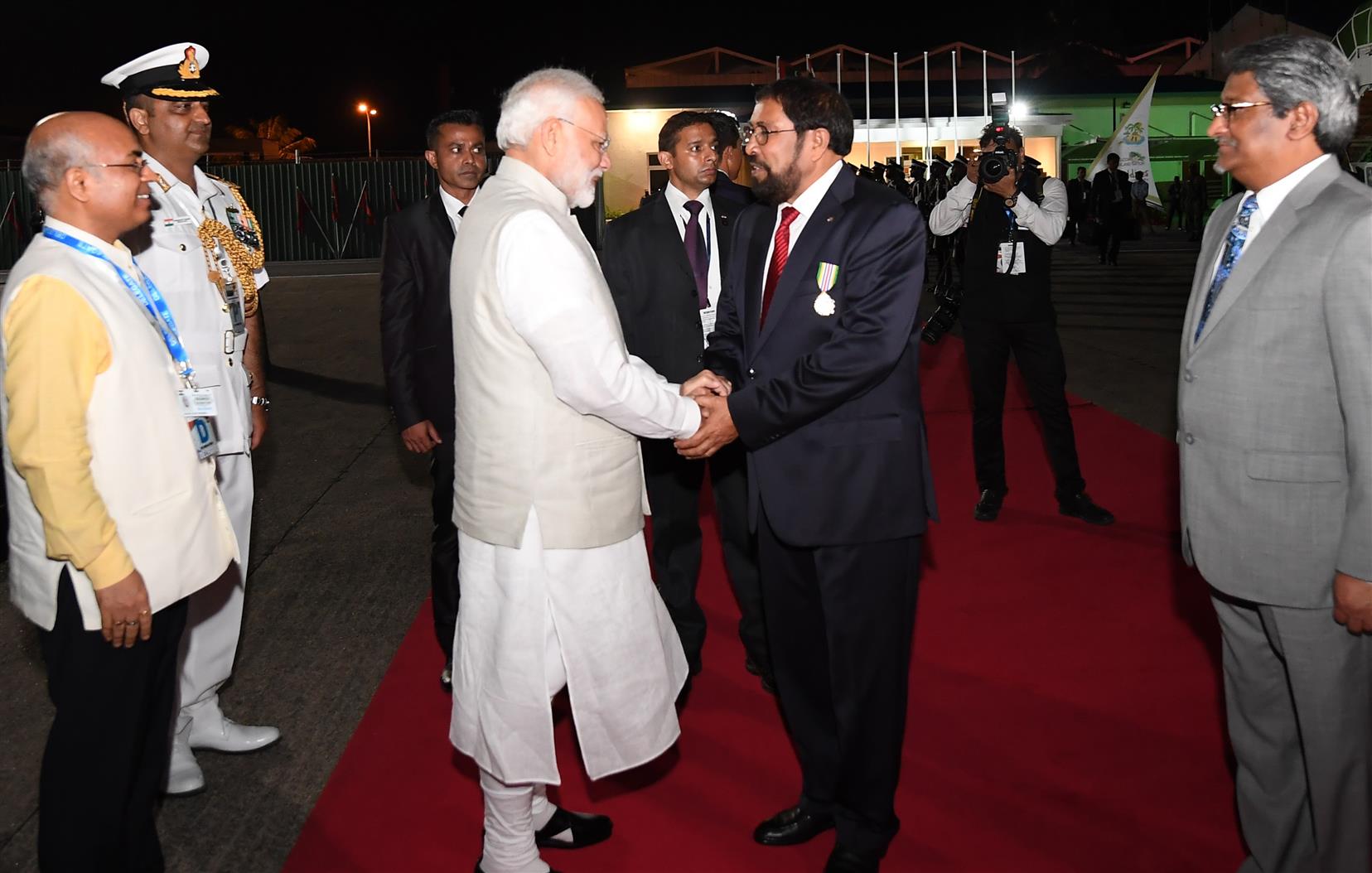 प्रधानमंत्री श्री नरेन्द्र मोदी 17 नवंबर, 2018 को मालदीव के माले में राष्ट्रपति इब्राहिम मोहम्मद सोलिह द्वारा आयोजित उद्घाटन समारोह में भाग लेने के बाद दिल्ली के लिए प्रस्थान करते हुए।:Prime Minister's Office प्रधानमंत्री श्री नरेन्द्र मोदी 17 नवंबर, 2018 को मालदीव के माले में राष्ट्रपति इब्राहिम मोहम्मद सोलिह द्वारा आयोजित उद्घाटन समारोह में भाग लेने के बाद दिल्ली के लिए प्रस्थान करते हुए।:Prime Minister