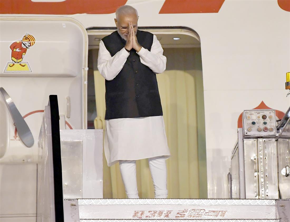 प्रधानमंत्री श्री नरेन्द्र मोदी जी-20 शिखर वार्ता में सम्मिलित होने के लिए 28 नवंबर, 2018 को नई दिल्ली से अर्जेंटीना की राजधानी ब्यूनस आयर्स रवाना होते हुए। :Prime Minister