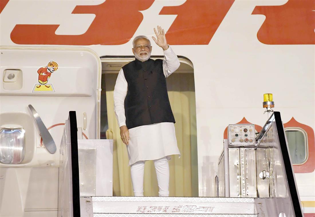 प्रधानमन्त्री श्री नरेन्द्र मोदी जी-20 शिखर सम्मेलन में शिरकत करने के लिए  28 नवंबर, 2018 को नई दिल्ली से अर्जेंटीना की राजधानी ब्यूनस आयर्स रवाना होते हुए। :Prime Minister