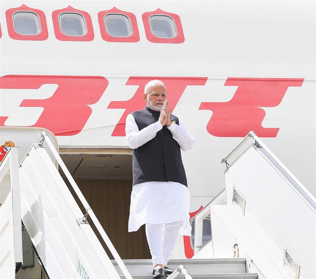 प्रधानमंत्री श्री नरेन्द्र मोदी 29 नवंबर, 2018 को जी-20 शिखर सम्मेलन में भाग लेने के लिए अर्जेन्टीना के ब्यूनस आयर्स स्थित मिनीस्ट्रो पिस्टारीनी अंतरराष्ट्रीय हवाई अड्डे पर पहुंचे।:Prime Minister