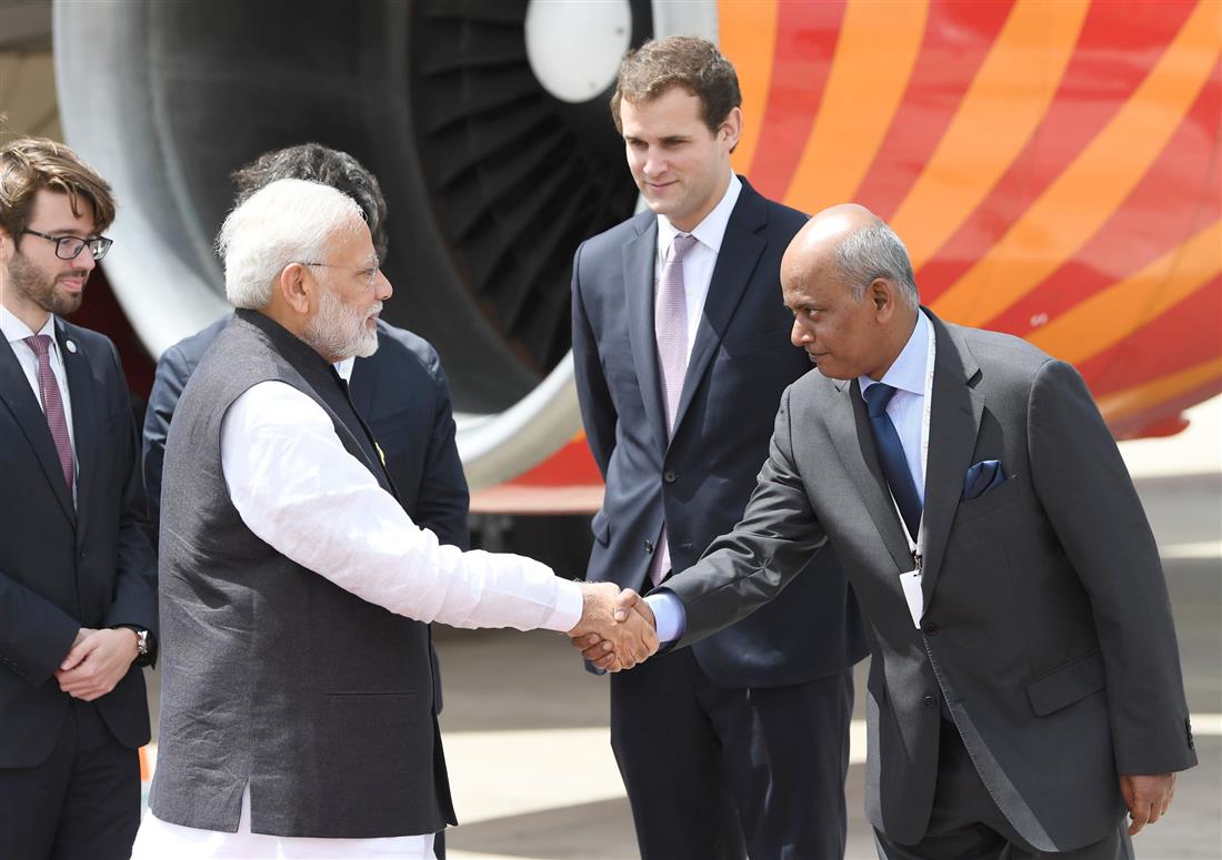प्रधानमंत्री श्री नरेन्द्र मोदी 29 नवंबर, 2018 को जी-20 शिखर सम्मेलन में भाग लेने के लिए अर्जेन्टीना के ब्यूनस आयर्स स्थित मिनीस्ट्रो पिस्टारीनी अंतरराष्ट्रीय हवाई अड्डे पर पहुंचे, जहां उनका स्वागत किया गया।:Prime Minister