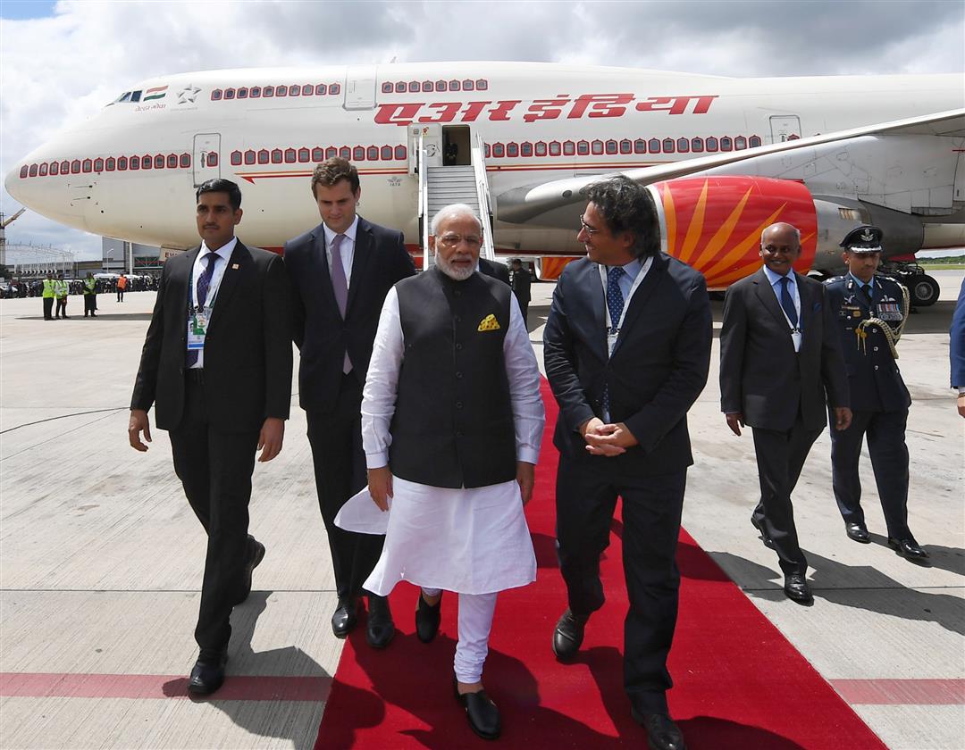 प्रधानमंत्री श्री नरेन्द्र मोदी 29 नवंबर, 2018 को जी-20 शिखर सम्मेलन में भाग लेने के लिए अर्जेन्टीना के ब्यूनस आयर्स स्थित मिनीस्ट्रो पिस्टारीनी अंतरराष्ट्रीय हवाई अड्डे पर पहुंचे, जहां उनका भव्य स्वागत किया गया।
:Prime Minister