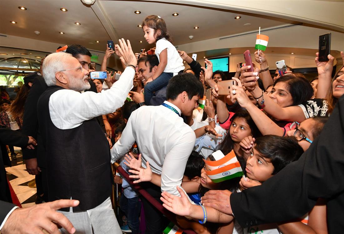 प्रधानमंत्री श्री नरेन्द्र मोदी के 29 नवंबर, 2018 को अर्जेन्टीना के ब्यूनस आयर्स स्थित होटल पहुंचने पर उनका स्वागत करते हुए भारतीय समुदाय के लोग। :Prime Minister