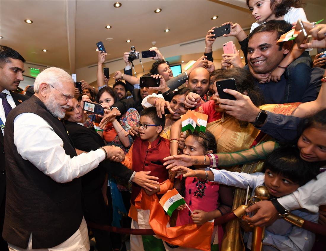 प्रधानमंत्री श्री नरेन्द्र मोदी के 29 नवंबर, 2018 को अर्जेन्टीना के ब्यूनस आयर्स स्थित होटल पहुंचने पर उनका स्वागत करते हुए भारतीय समुदाय के लोग। :Prime Minister