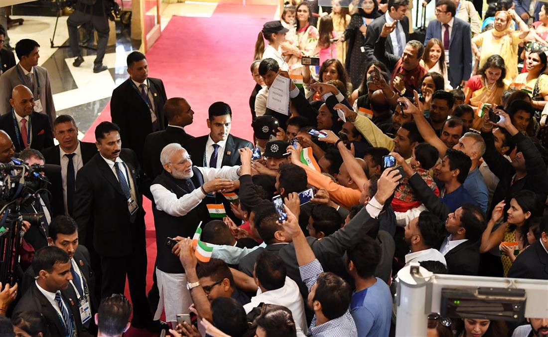 प्रधानमंत्री श्री नरेन्द्र मोदी के 29 नवंबर, 2018 को अर्जेन्टीना के ब्यूनस आयर्स स्थित होटल पहुंचने पर उनका स्वागत करते हुए भारतीय समुदाय के लोग। :Prime Minister