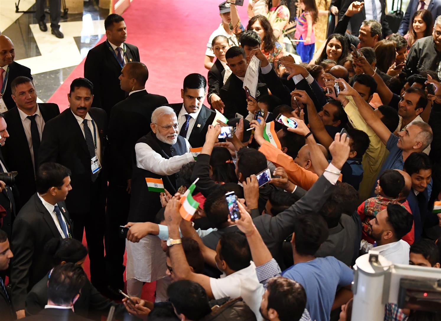 प्रधानमंत्री श्री नरेन्द्र मोदी के 29 नवंबर, 2018 को अर्जेन्टीना के ब्यूनस आयर्स स्थित होटल पहुंचने पर उनका स्वागत करते हुए भारतीय समुदाय के लोग। :Prime Minister