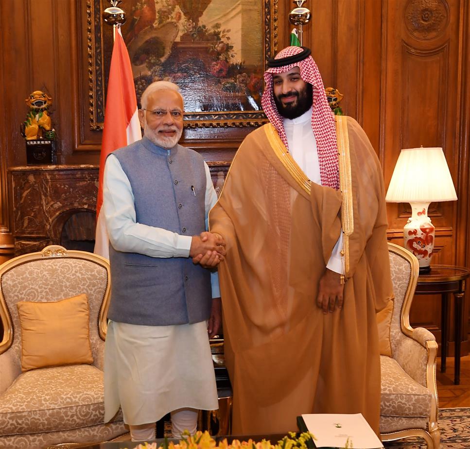 प्रधानमंत्री श्री नरेन्द्र मोदी 29 नवंबर, 2018 को अर्जेन्टीना के ब्यूनस आयर्स में जी-20 शिखर सम्मेलन के इतर सऊदी अरब के क्राउन प्रिंस मोहम्‍मद बिन सलमान अल सऊद से मुलाकात करते हुए।:Prime Minister