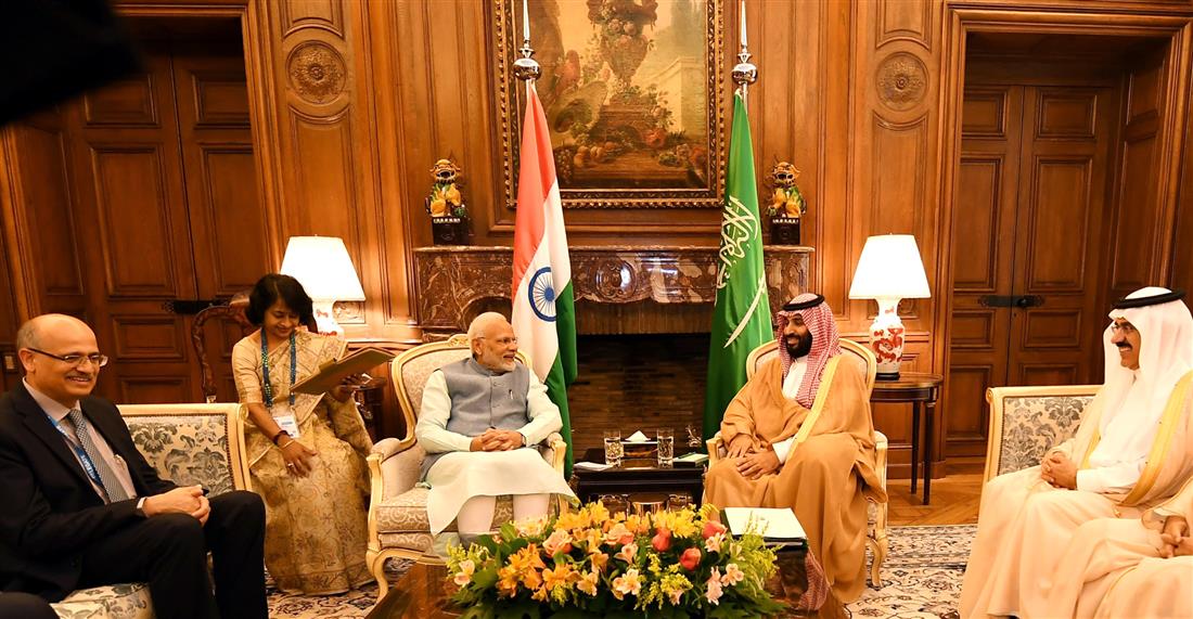 प्रधानमंत्री श्री नरेन्द्र मोदी 29 नवंबर, 2018 को अर्जेन्टीना के ब्यूनस आयर्स में जी-20 शिखर सम्मेलन के इतर सऊदी अरब के क्राउन प्रिंस मोहम्‍मद बिन सलमान अल सऊद से मुलाकात करते हुए।:Prime Minister