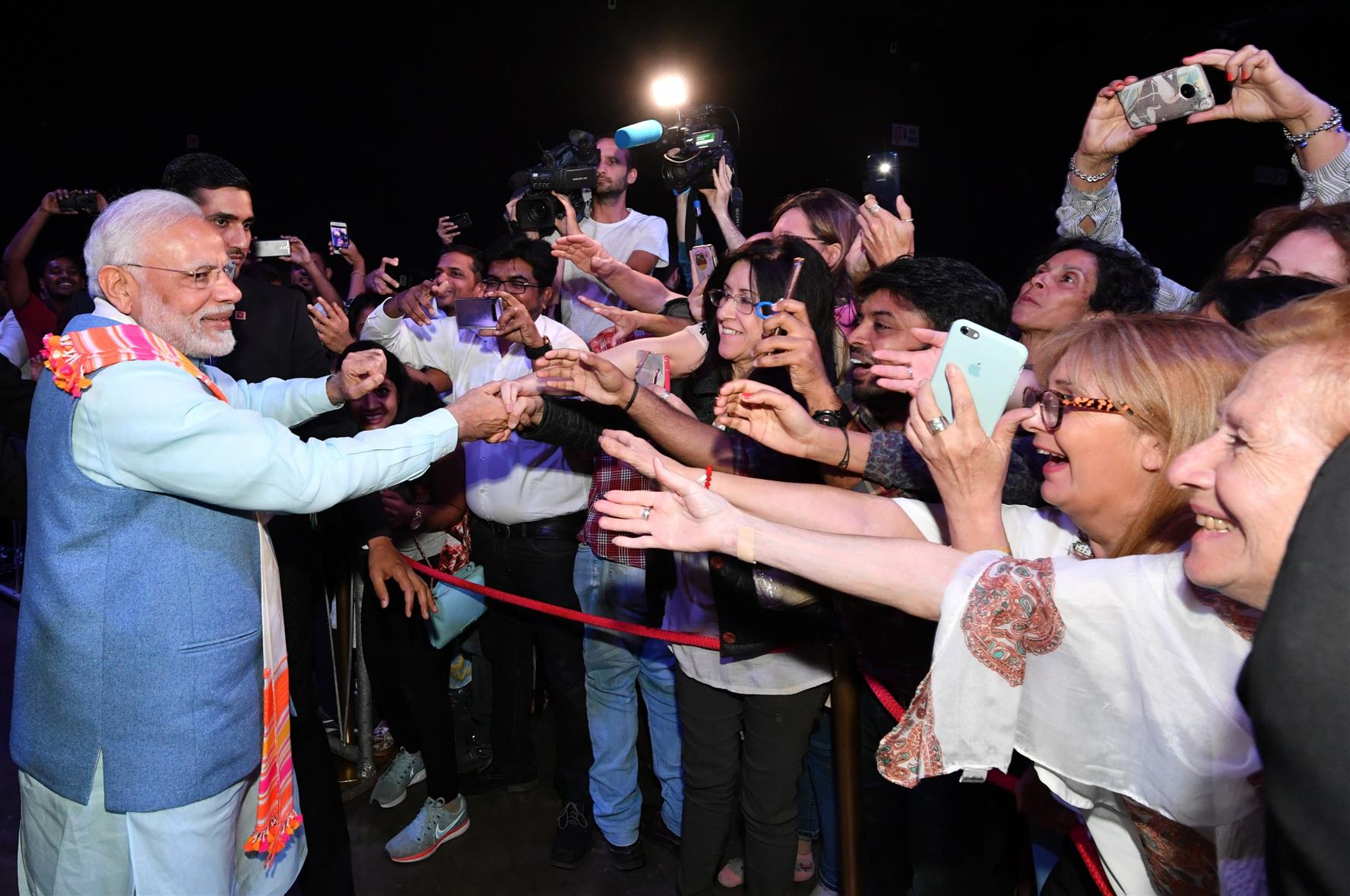 प्रधानमंत्री श्री नरेन्द्र मोदी ने 29 नवंबर, 2018 को अर्जेन्टीना के ब्यूनस आयर्स में 'शांति के लिए योग' कार्यक्रम में शिरकत की।:Prime Minister